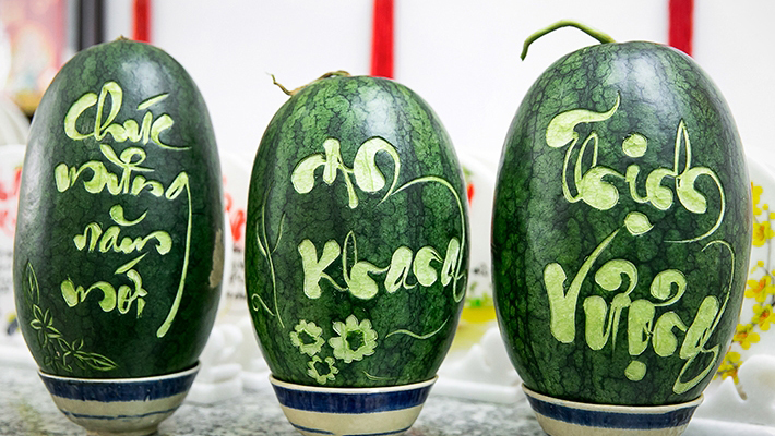Nghệ thuật chữ thư pháp trên dưa hấu Tết Nghệ thuật chữ thư pháp trên dưa hấu Tết