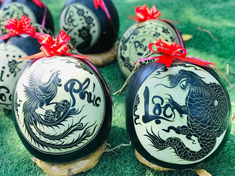 Khắc chữ tài lộc thư pháp trên dưa hấu Khắc chữ tài lộc thư pháp trên dưa hấu