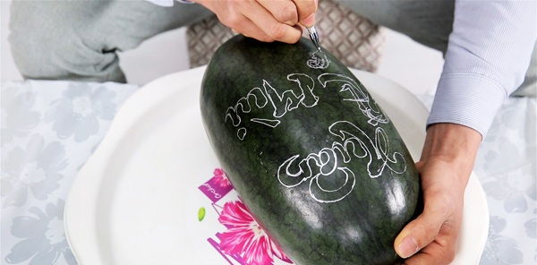 Cách khắc dưa hấu Tết đơn giản Cách khắc dưa hấu Tết đơn giản