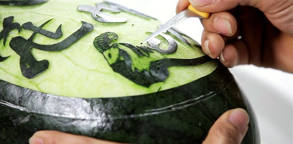 Dưa hấu khắc chữ bày ban thờ Tết Dưa hấu khắc chữ bày ban thờ Tết