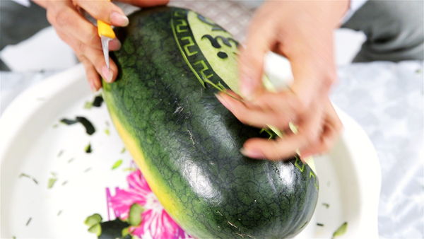 Làm dưa hấu khắc chữ ngày Tết Làm dưa hấu khắc chữ ngày Tết