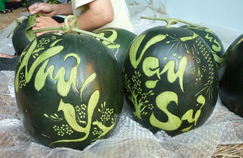 Khắc chữ thư pháp trên dưa hấu Khắc chữ thư pháp trên dưa hấu