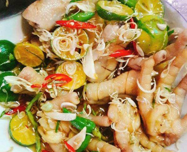 Chân gà ngâm sả ớt - một trong các món ăn vặt dễ làm tại nhà được yêu thích