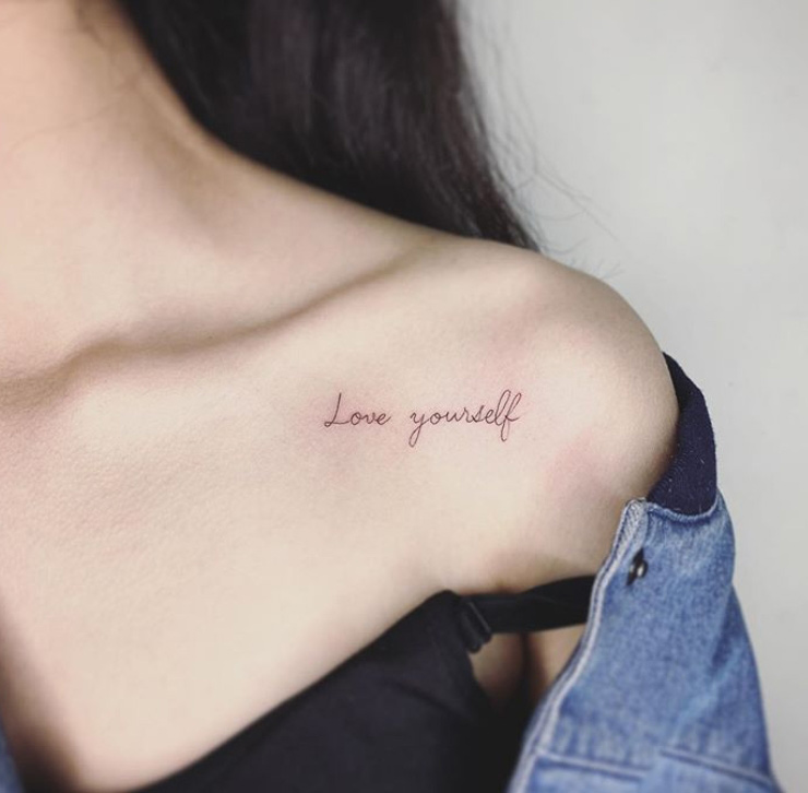 Hình xăm chữ đẹp cho nữ ở ngực 4