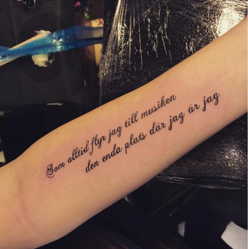 Hình xăm chữ đẹp cho nữ ở tay 2