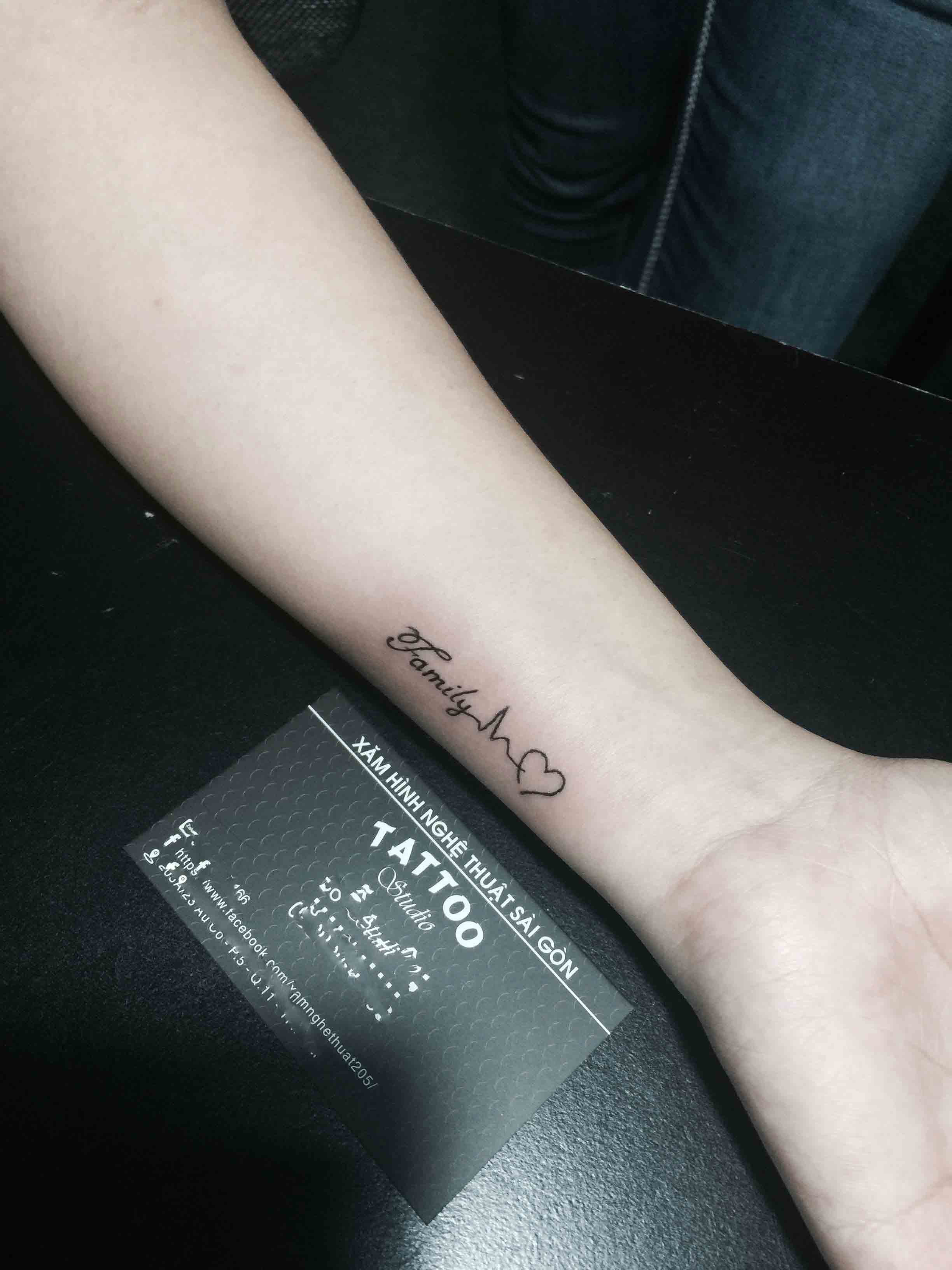 Hình xăm chữ đẹp cho nữ ở tay 3