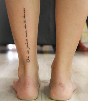 Hình xăm chữ đẹp cho nữ ở bắp chân 3