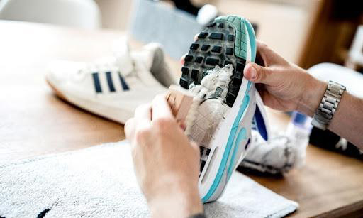 Cách giặt giày sneaker đơn giản, nhanh chóng Cách giặt giày sneaker đơn giản, nhanh chóng
