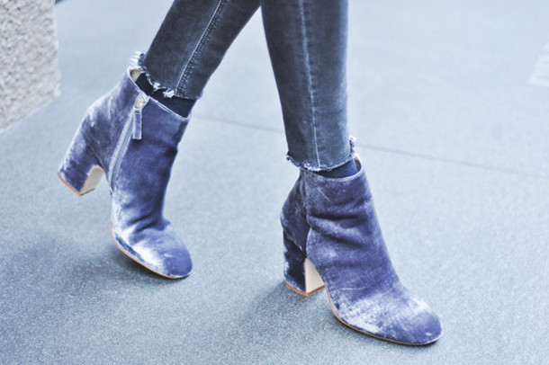 Cách vệ sinh giày nhung dính nước Cách vệ sinh giày nhung dính nước