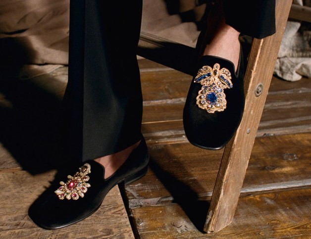 Cách làm sạch giày nhung đen Cách làm sạch giày nhung đen