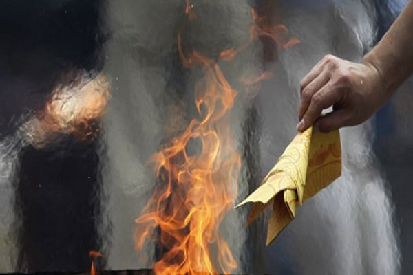 Cách xả xui bằng đốt vía