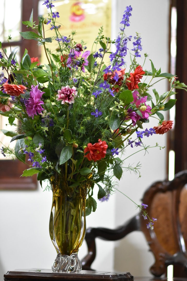 Cắm hoa violet với thược dược Cắm hoa violet với thược dược