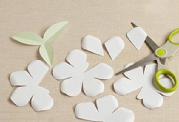 Cắt các mẫu cánh hoa và lá ra rồi dùng kéo vuốt cánh để làm cong cánh hoa
