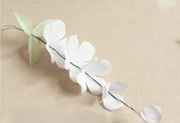 Xâu các cánh hoa vào dây kẽm rồi dùng súng bắn keo dán cố định