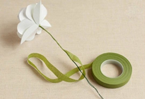 Dùng sáp màu xanh lá cuốn hết sợi kẽm lại