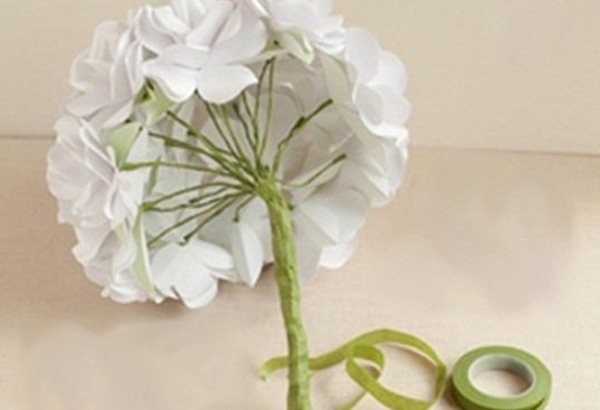 Bó các bông hoa hồng lại để tạo thành bó hoa đẹp