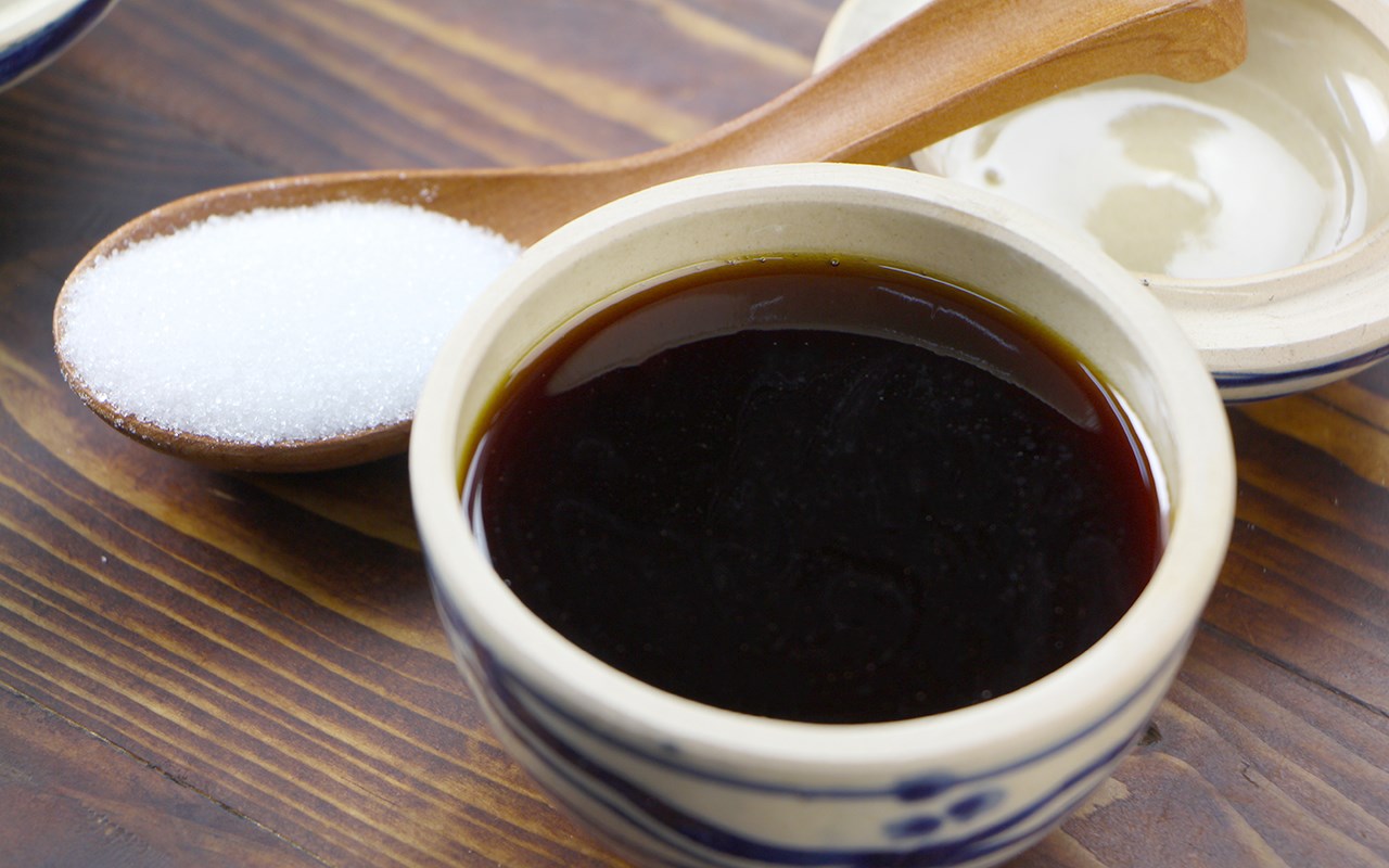 Nước màu, nước hàng là nguyên liệu không thể thiếu trong các món kho