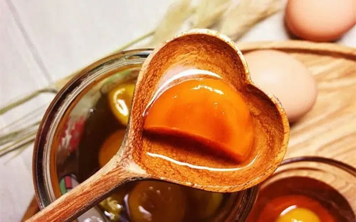 Trứng gà ngâm mật ong