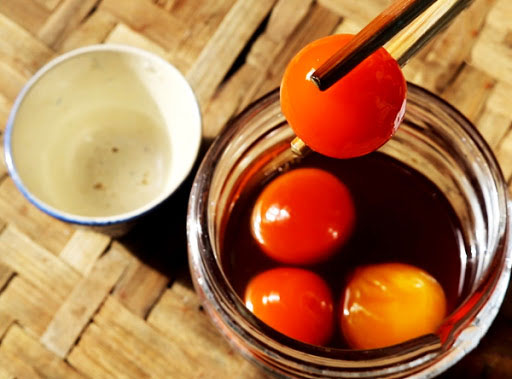 Trứng gà ngâm mật ong