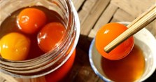 Trứng gà ngâm mật ong có tác dụng gì? Cách ngâm trứng gà mật ong