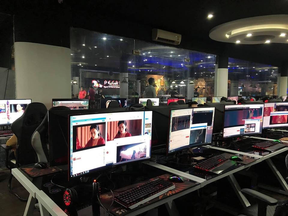 Nhiều fan thuê cả quán net để cày view cho idol