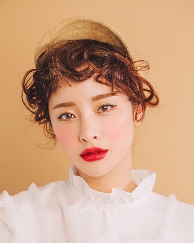 Son màu đỏ tươi cho môi thâm