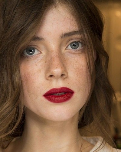 Son màu đỏ thẫm cho môi thâm