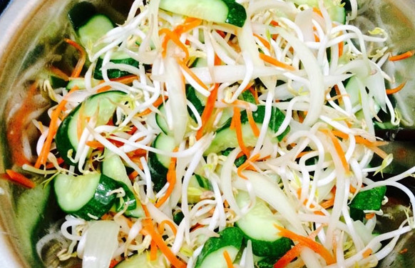 Cách làm nộm dưa chuột với giá đỗ