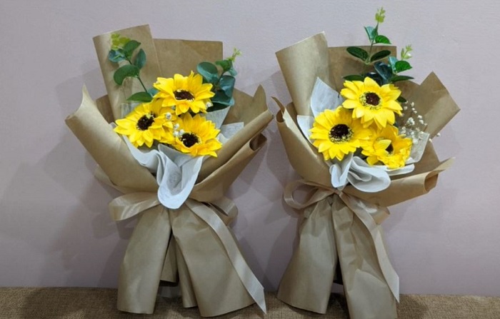 Cách bó hoa hướng dương 3 bông đẹp