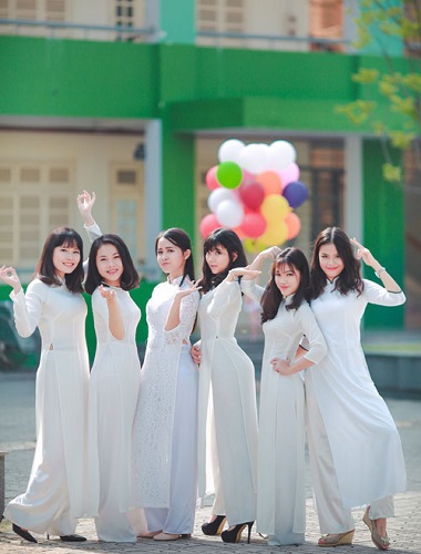 Cách tạo dáng chụp ảnh áo dài kỷ yếu