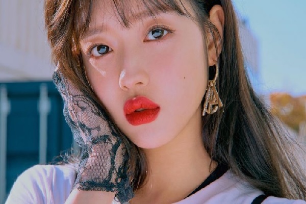Makeup kỉ yếu tone đỏ đậm trendy Makeup kỉ yếu tone đỏ đậm trendy