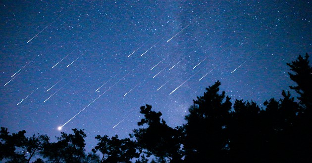 Khi có mưa sao băng, số lượng sao băng xuất hiện nhiều hơn so với ngày thường Khi có mưa sao băng, số lượng sao băng xuất hiện nhiều hơn so với ngày thường