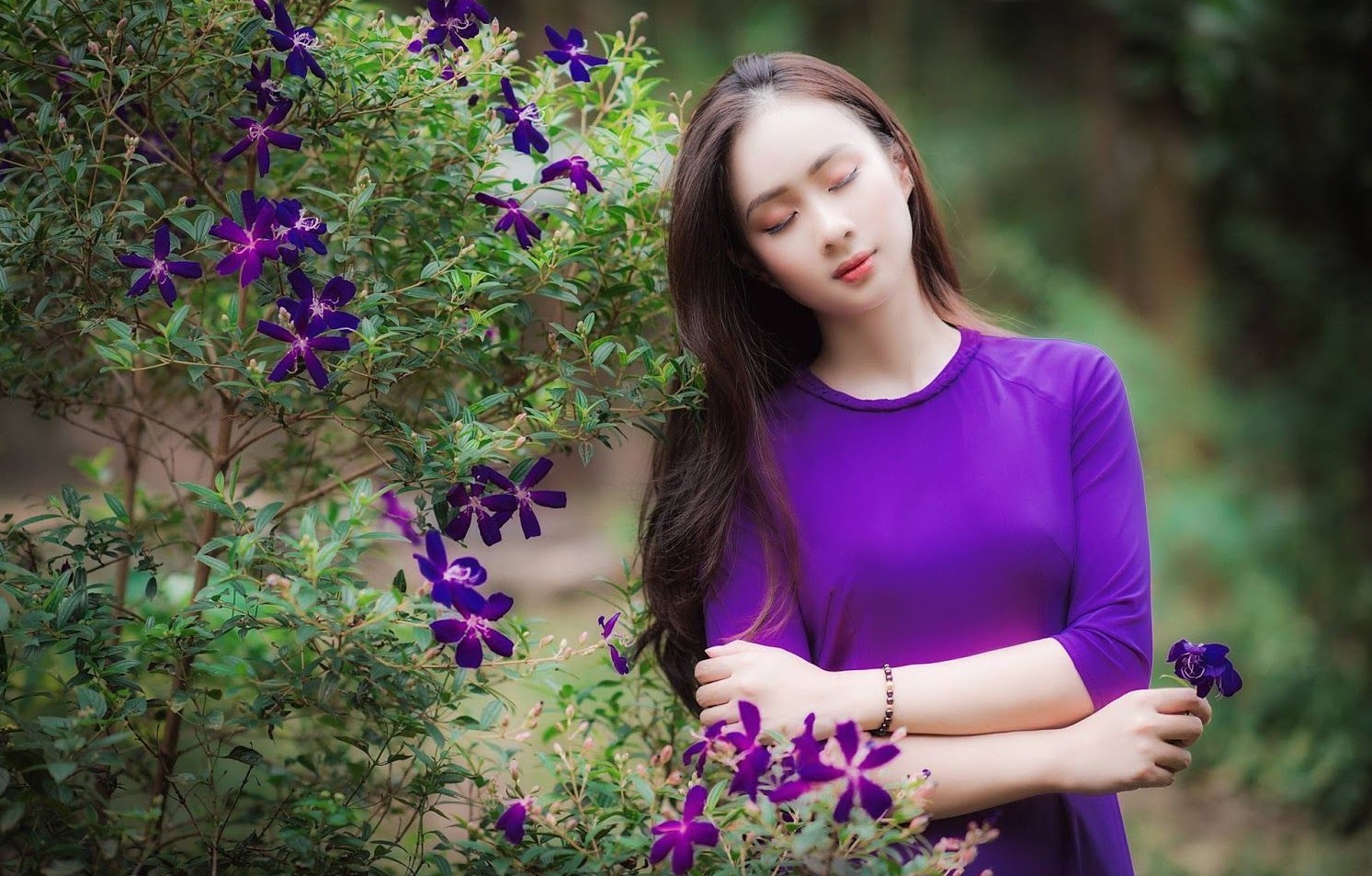 Cách pose dáng chụp kỷ yếu đẹp dịu dàng