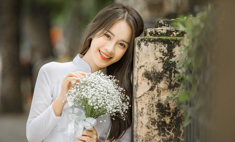 Các kiểu tạo dáng chụp ảnh kỷ yếu với đạo cụ