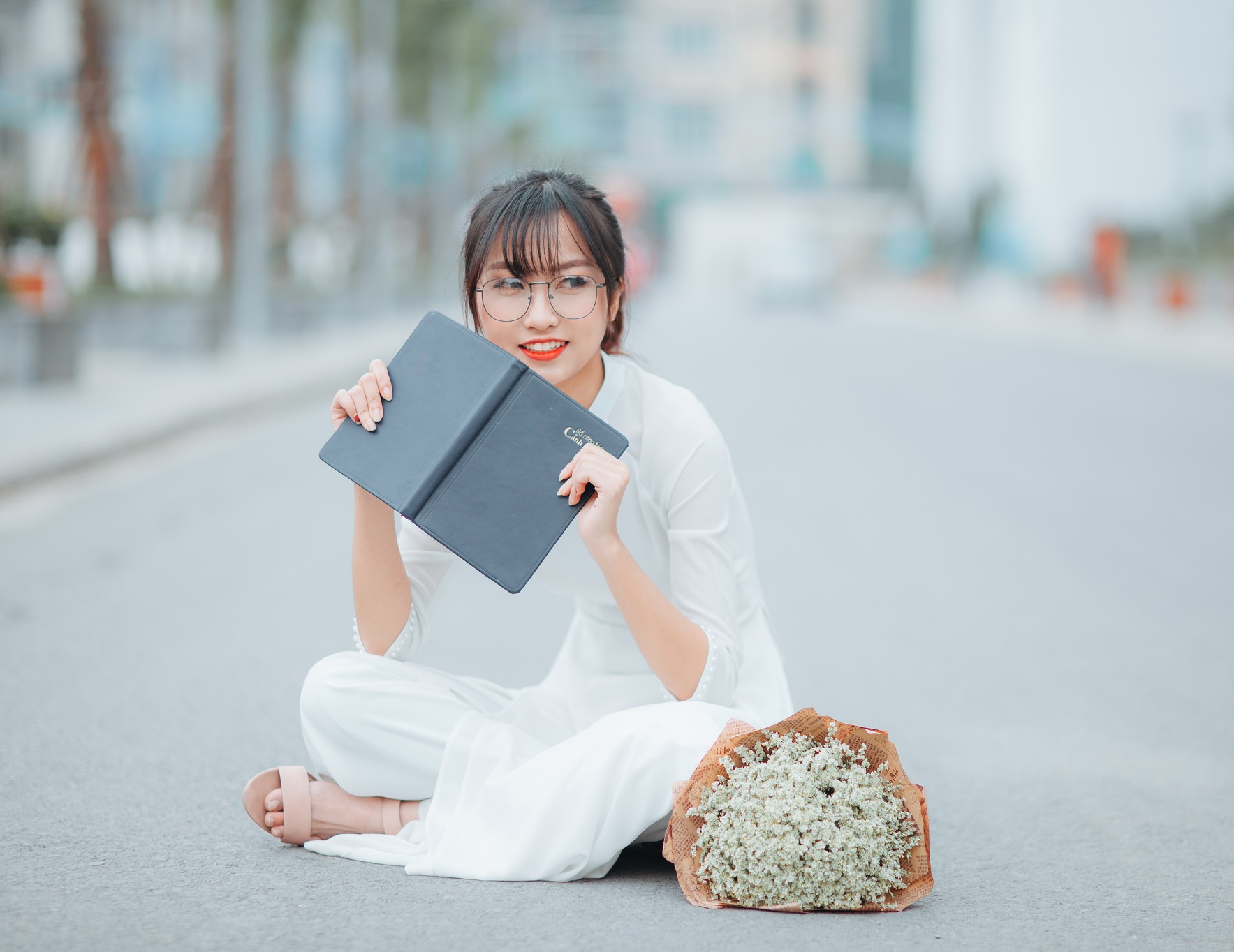 Các kiểu chụp kỷ yếu đẹp với sách, vở