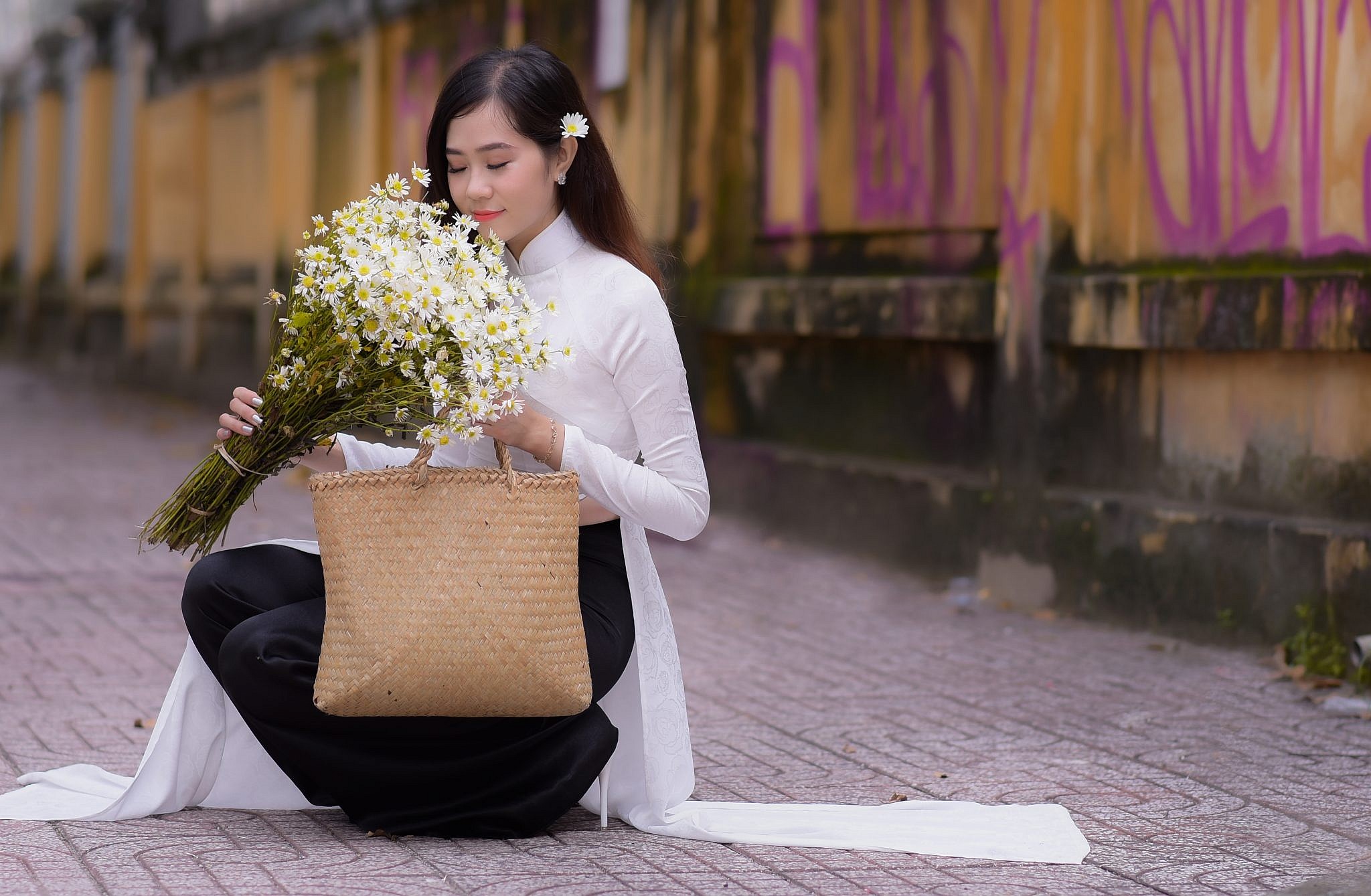 Các kiểu chụp kỷ yếu đẹp với bó hoa