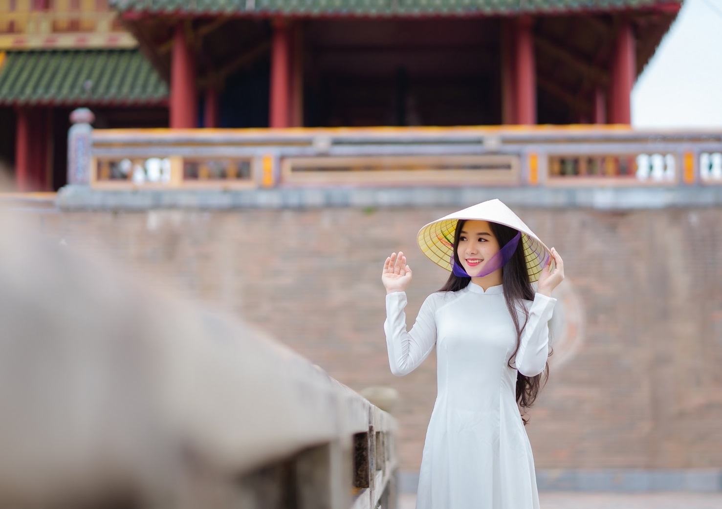 Pose dáng kỷ yếu với nón