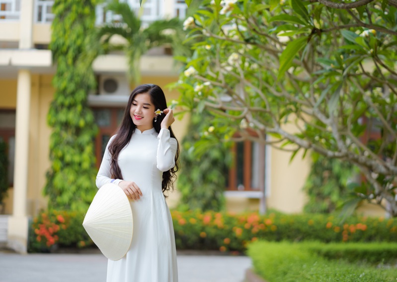 Tạo dáng chụp áo dài với nón