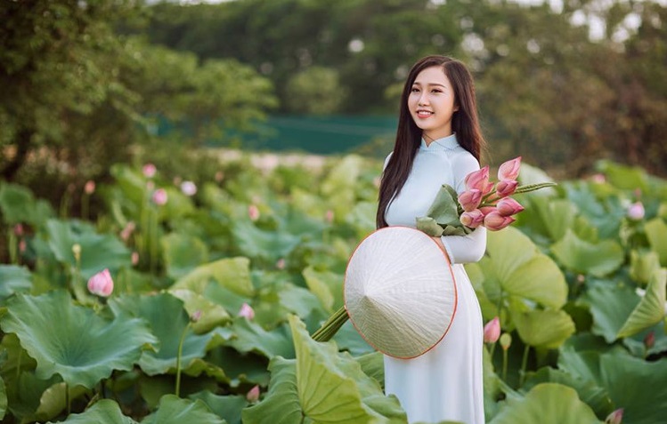 Chụp ảnh kỷ yếu với nón lá