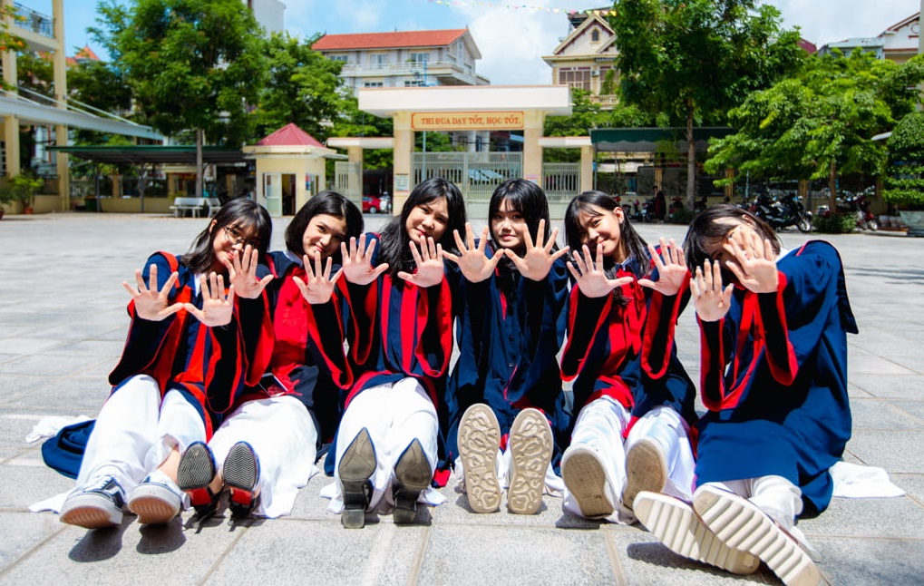 Pose dáng chụp ảnh kỷ yếu nhóm