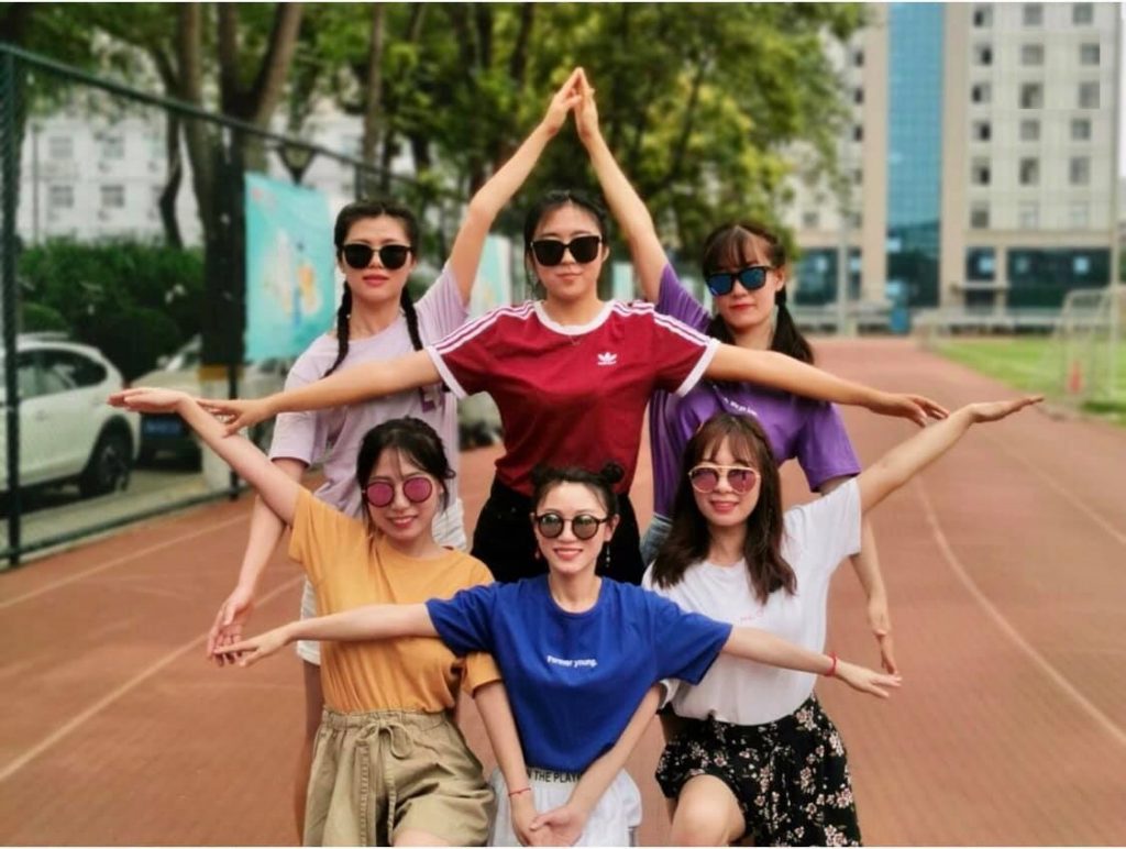 Những kiểu tạo dáng chụp ảnh kỷ yếu nhóm hài hước