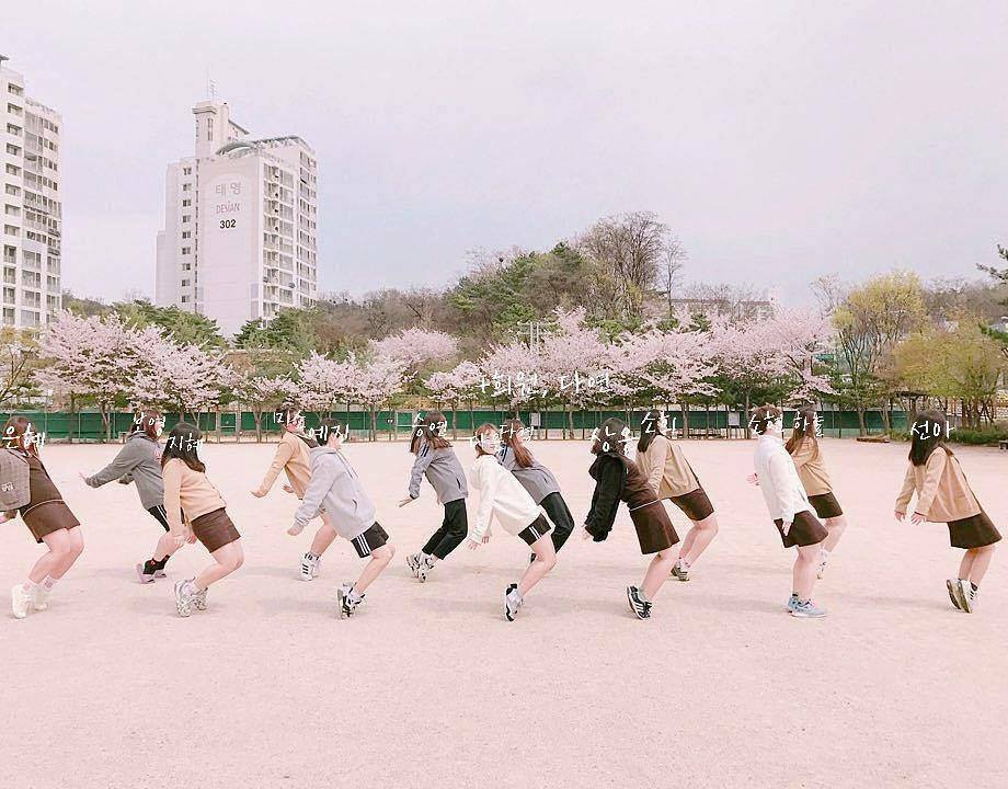 Những kiểu tạo dáng chụp ảnh kỷ yếu nhóm độc, chất