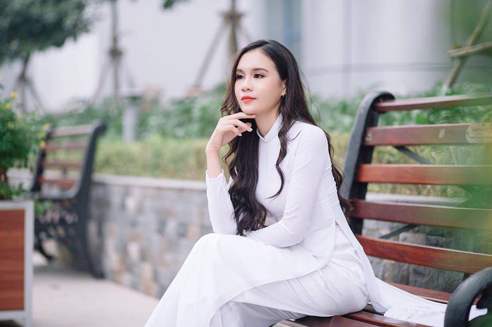 Cách tạo dáng chụp kỷ yếu với ghế