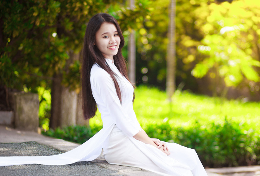 Cách tạo dáng chụp kỷ yếu tự nhiên khi mặc áo dài