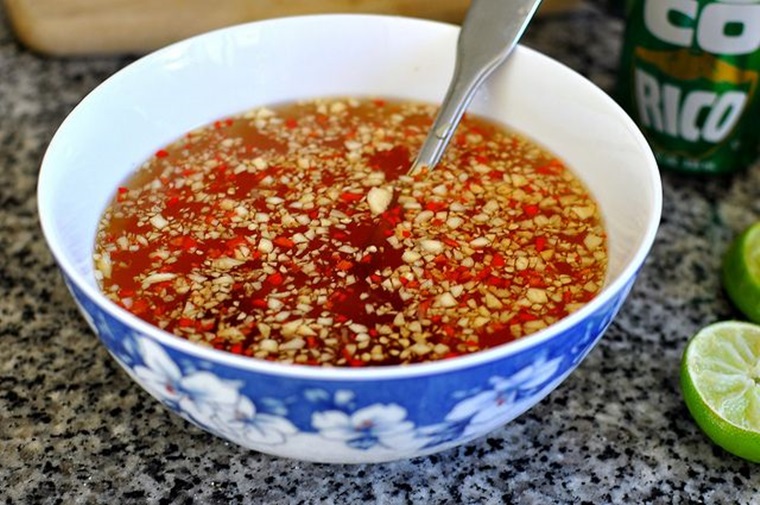 Cách pha nước mắm chấm bánh cuốn miền Bắc ngon, chuẩn vị nhất Cách pha nước mắm chấm bánh cuốn miền Bắc ngon, chuẩn vị nhất