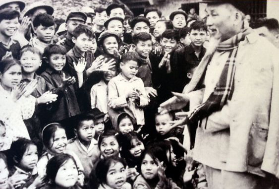 Bác Hồ bên các bạn nhi đồng nhỏ tuổi