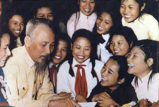 Bác Hồ bên các bạn thiếu nhi nhỏ tuổi