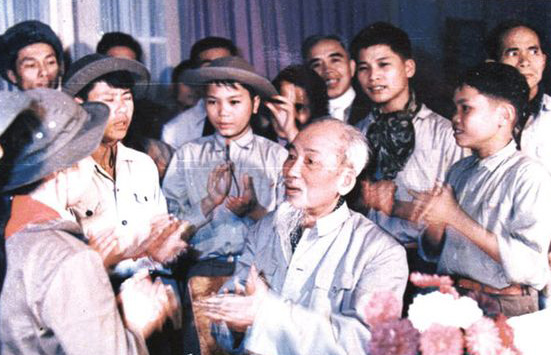 Ảnh Bác Hồ vui vẻ bên nhân dân