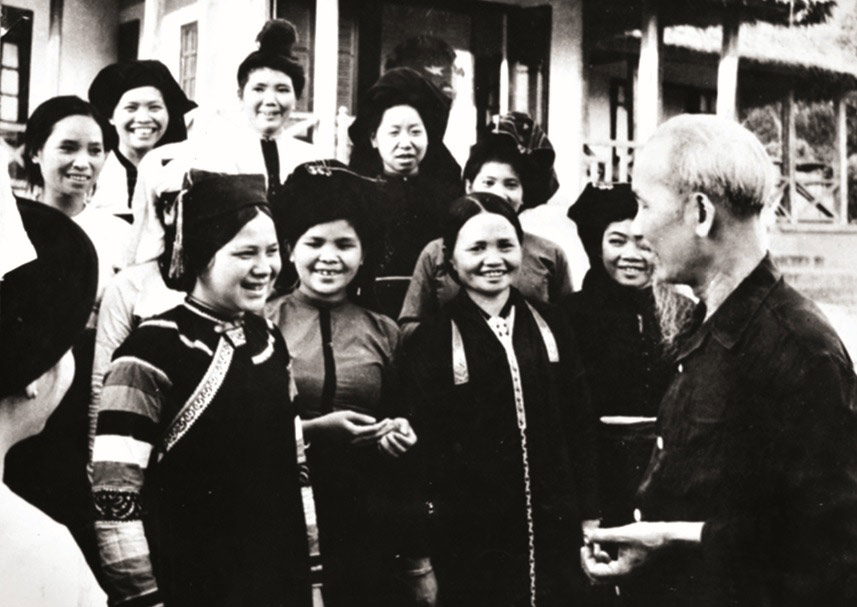 Bác Hồ nói chuyện với người dân