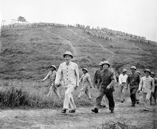 Ảnh Bác Hồ tươi cười cùng người dân